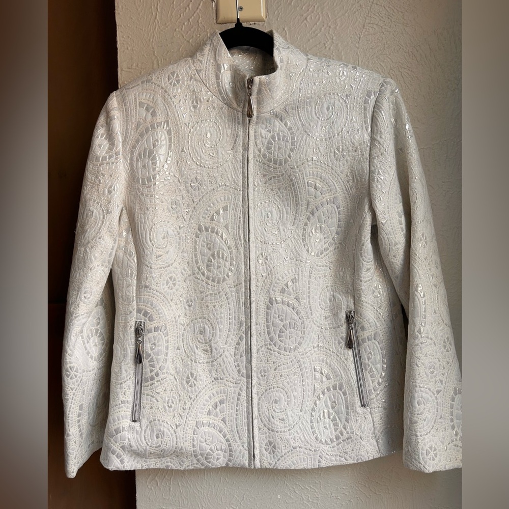 Chicos white and silver paisley swirl blazer Size 0 Small